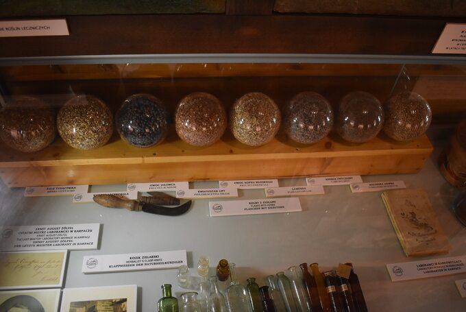 Narzędzia pracy i zioła wykorzystywane przez laborantów; Muzeum Sportu i Turystki w Karpaczu