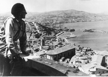 Kpt. Anastazy Łukianiec na tle zdobytej Ankony 