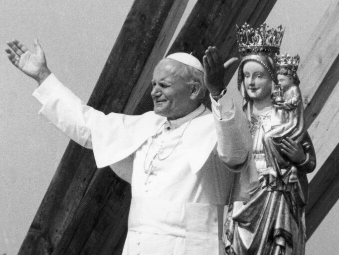 I pielgrzymka papieża Jana Pawła II do ojczyzny. Ojciec Święty stoi na ołtarzu polowym zbudowanym z surowego drzewa modrzewiowego z ostrym dachem – w stylu góralskim.