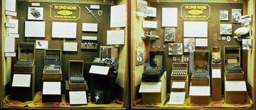Ekspozycja siedmiu wybranych typ&oacute;w Enigmy wraz z&nbsp;oprzyrządowaniem na&nbsp;wystawie w&nbsp;amerykańskim Narodowym Muzeum Kryptografii