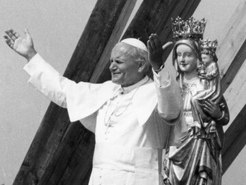 I&nbsp;pielgrzymka papieża Jana Pawła II&nbsp;do ojczyzny. Ojciec Święty stoi na&nbsp;ołtarzu polowym zbudowanym z&nbsp;surowego drzewa modrzewiowego z&nbsp;ostrym dachem &ndash; w&nbsp;stylu g&oacute;ralskim.