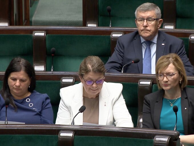 Posłanka PiS Wioletta Kulpa (w środku) w&nbsp;Sejmie