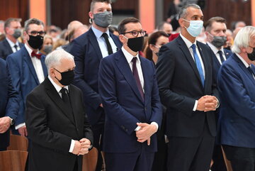 Premier Mateusz Morawiecki, wicepremier, prezes PiS Jarosław Kaczyński i wicemarszałek Senatu RP Marek Pęk podczas mszy beatyfikacyjnej kardynała Stefana Wyszyńskiego oraz matki Elżbiety Róży Czackiej 