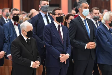 Premier Mateusz Morawiecki, wicepremier, prezes PiS Jarosław Kaczyński i wicemarszałek Senatu RP Marek Pęk podczas mszy beatyfikacyjnej kardynała Stefana Wyszyńskiego oraz matki Elżbiety Róży Czackiej 