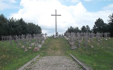 Krzyż w&nbsp;Gibach poświęcony pamięci pomordowanych w&nbsp;czasie obławy augustowskiej