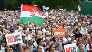 Miniatura: Tłum na ulicach Budapesztu nie chce wojny....