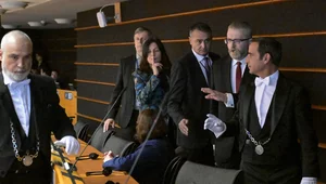 Miniatura: Braun wyprowadzony z sali w PE....