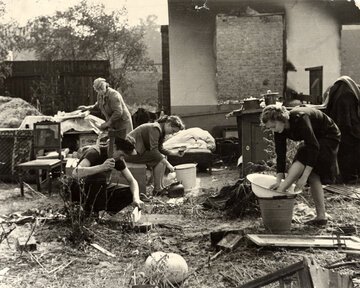 Rodzina w zburzonym domu Chłopiec z siekierą to Albert Turowski, który po wojnie został aktorem filmowym. Fotografia Juliena Briana.