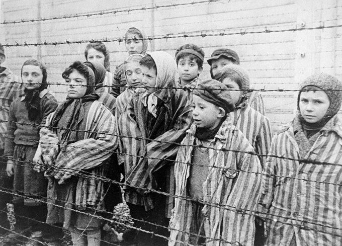 Dziecie więzione w Auschwitz tuż po wyzwoleniu przez Armię Czerwoną. Pierwsze od prawej siostry Mozes.