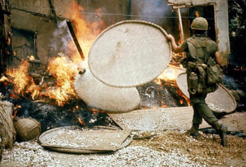 Żołnierz US Army palący zabudowania w&nbsp;My Lai..