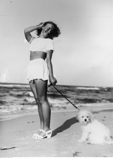 Jastrzębia Góra, 1937 r. Tancerka Ziuta Buczyńska podczas pobytu wypoczynkowego w Jastrzębiej Górze.