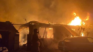 Miniatura: Nocne ataki dronami. Pożar w rosyjskim...