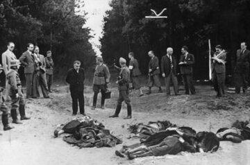 Niemieckie zdjęcie propagandowe. Niemcy pokazują dziennikarzom ciała volksdeutsch&oacute;w zastrzelonych w&nbsp;Bydgoszczy we&nbsp;wrześniu 1939&nbsp;r.