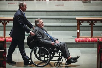 Były prezydent USA George W. Bush ze&nbsp;swoim ojcem, r&oacute;wnież byłym prezydentem Georgem H.W. Bushem