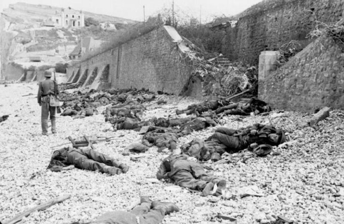 Ciała aliancki żołnierzy na plaży w Dieppe, sierpień 1942 r.