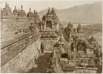 Borobudur -&nbsp;świątynia na&nbsp;Jawie, Indonezja. Zdjęcie z&nbsp;1913 roku