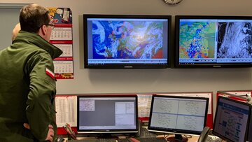 Premier Morawiecki w Instytucie Meteorologii i Gospodarki Wodnej w Krakowie 
