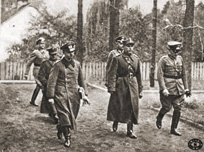 Gen. Tadeusz Kutrzeba i gen. Johannes Blaskowitz (z prawej) w drodze na rozmowy w sprawie kapitulacji Warszawy, 27 września 1939