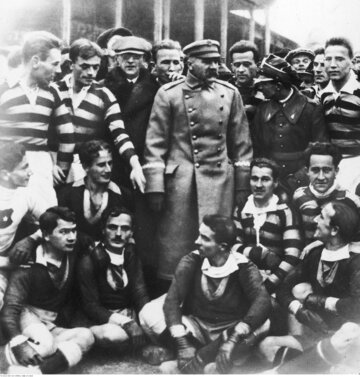 Marszałek J&oacute;zef Piłsudski w&nbsp;otoczeniu zawodnik&oacute;w Pogoni Lw&oacute;w i&nbsp;Wisły Krak&oacute;w na&nbsp;stadionie Wisły, 16 listopada 1924&nbsp;r.