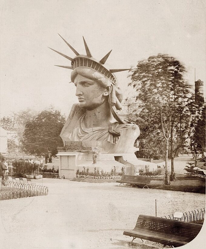 Głowa posągu wystawiona na Wystawie Światowej w Paryżu w 1878 roku