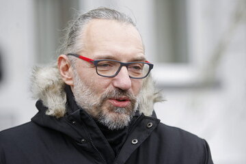 W styczniu  "Rzeczpospolita" i Onet ujawniły, że pieniądze ze zbiórek publicznych na KOD trafiały do firmy Mateusza Kijowskiego i jego żony Magdaleny. Chodzi o faktury na łączną kwotę ponad 91 tys. zł. 