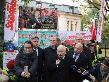 Warszawa, 14.10.2026. Prezes PiS Jarosław Kaczyński (C) i&nbsp;politycy partii podczas protestu przed siedzibą Trybunału Konstytucyjnego