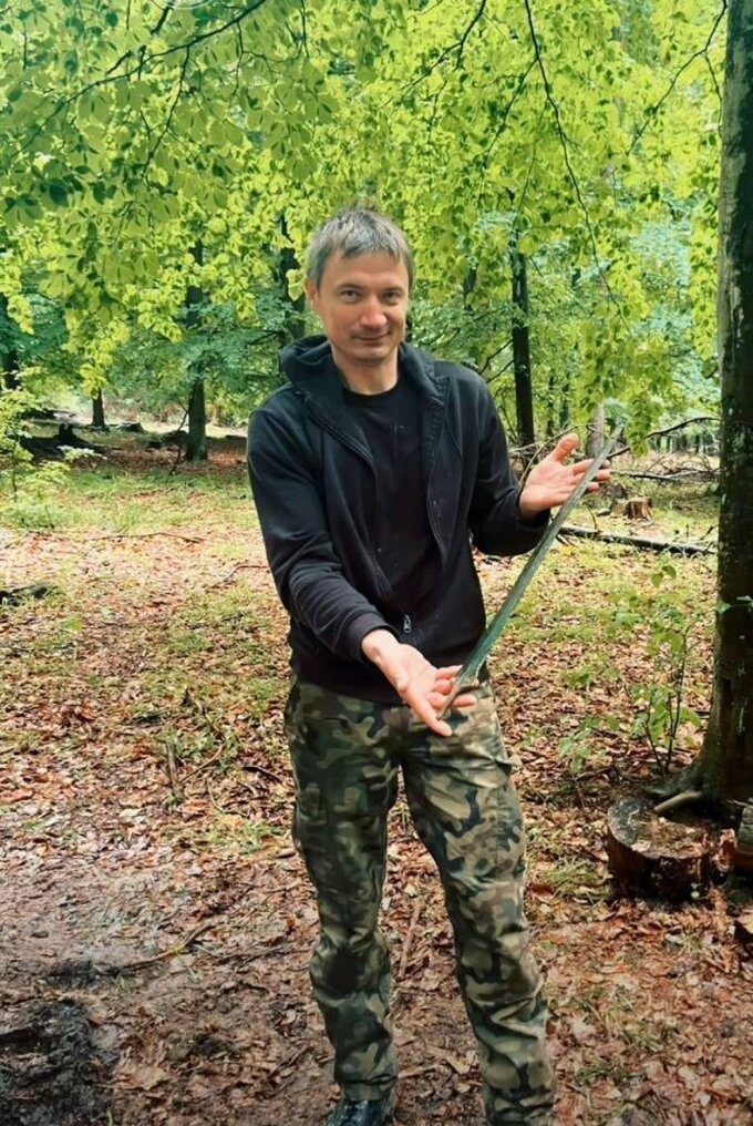 Odkrywca miecza pan Marcin Wiśniewski prezentuje miecz po&nbsp;jego wydobyciu z&nbsp;ziemi