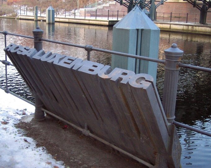 Pomnik Luksemburg w Berlinie nad Landwehrkanal (2005)