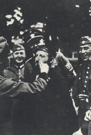 Niemcy znęcają się nad Żydem, wrzesień 1939
