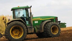 Miniatura: Rolnicza firma John Deere wycofuje się z...