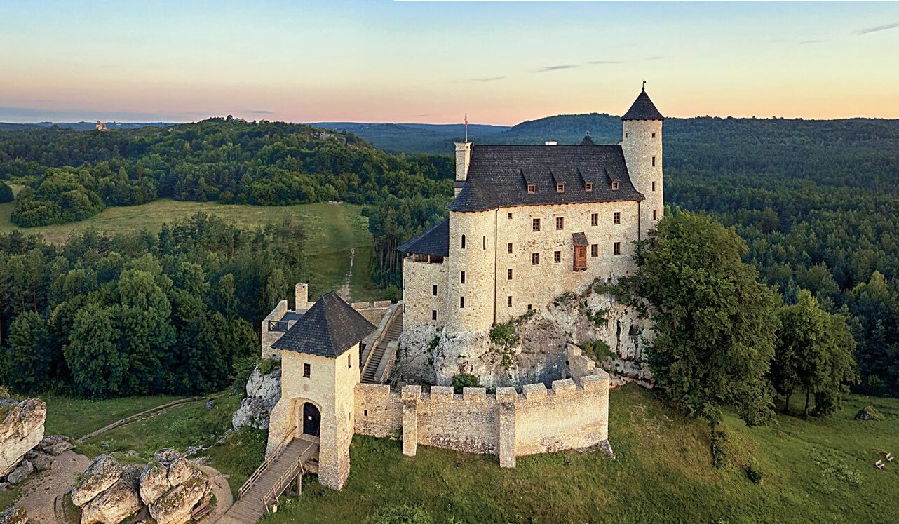 Z rozkazu (najpewniej) Kazimierza Wielkiego wybudowano system zamków, które strzegły polskiej granicy. Gdzie znajduje się zamek ze zdjęcia?