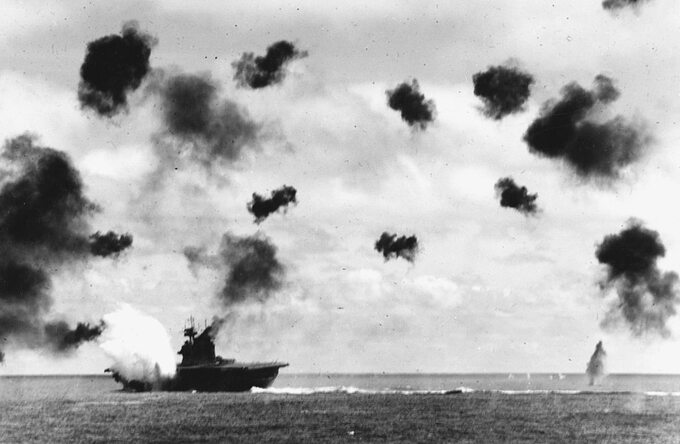 USS Yorktown trafiony torpedą, 4 czerwca 1942 r.
