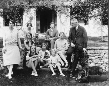 Rodzina Mitford. Unity w&nbsp;pierwszym rzędzie pierwsza z&nbsp;lewej. Diana w&nbsp;drugim rzędzie pierwsza z&nbsp;lewej