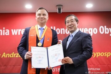 Prezydent Andrzej Duda otrzymał tytuł Honorowego Obywatela Seulu. Ceremonia odbyła się w Ratuszu Miasta. 