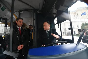 Warszawa, 17.01.2018. Prezydent Andrzej Duda (P) i prezes zarządu Ursus S.A. Karol Zarajczyk (L) podczas prezentacji pojazdów elektrycznych po konferencji „Technologie przyszłości. Elektromobilność" 