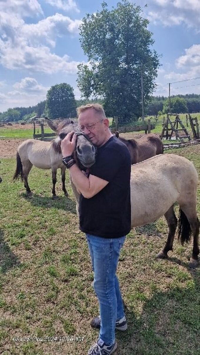 Poseł Robert Telus i jeden z jego koni