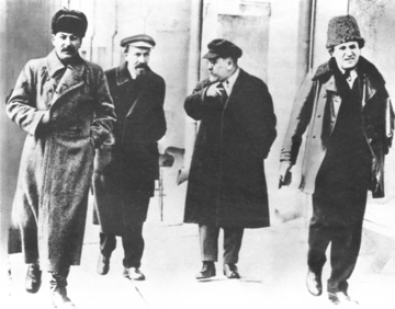 J. Stalin, A. Rykow, L. Kamieniew, G. Zinowiew. Zdjęcie z&nbsp;1925 roku