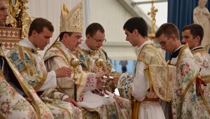 Miniatura: Kardynał Fernandez kontra Bractwo św....