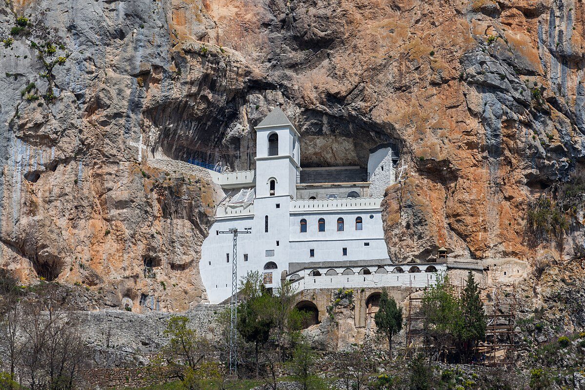 Ten "przyklejony" do ściany klasztor Ostrog znajduje się w:
