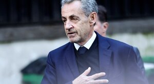 Miniatura: Były prezydent Francji zwolniony z...