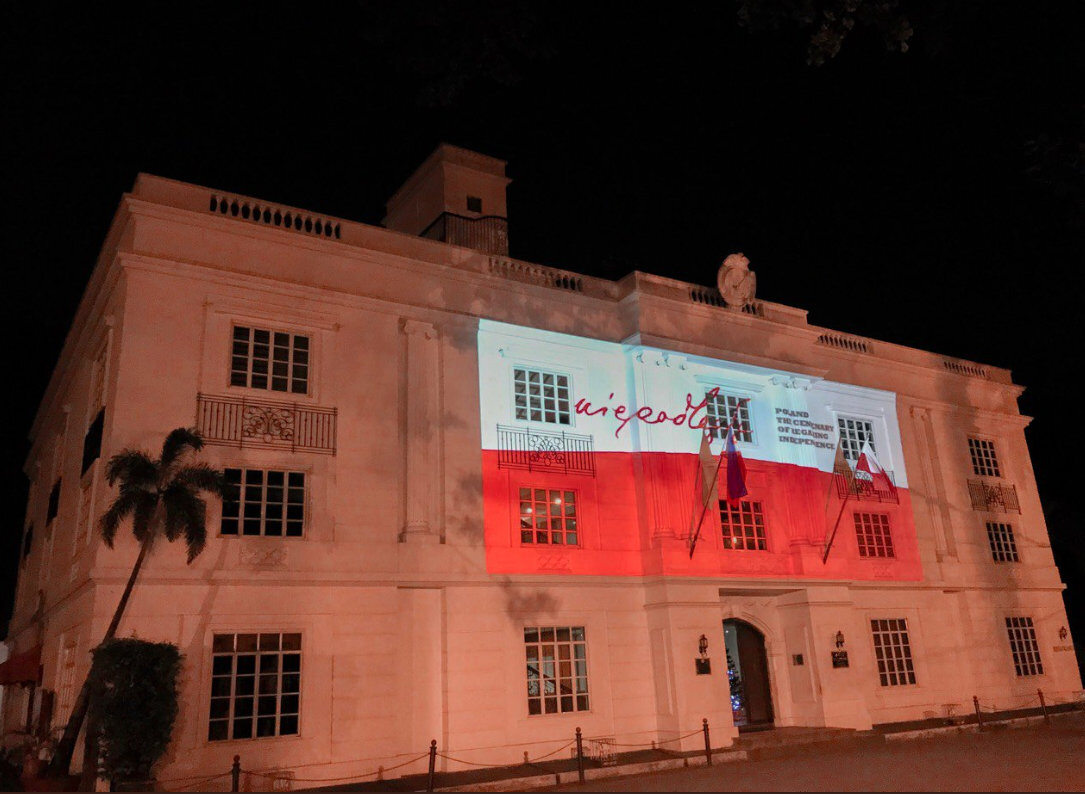 Budynek Honorowego Konsulatu Generalnego w Manili na Filipinach podświetlono w biało-czerwonych barwach 