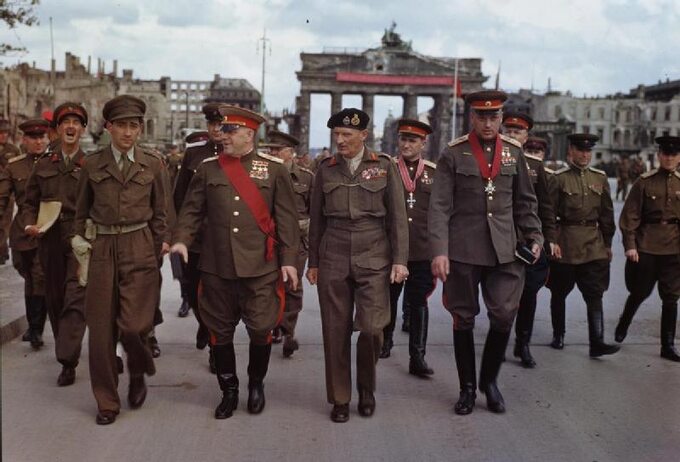 Alianccy dowódcy w Berlinie, 1945 r. W pierwszym rzędzie drugi od lewej Gieorgij Żukow.