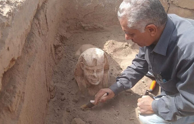 Mały sfinks znaleziony w południowym Egipcie