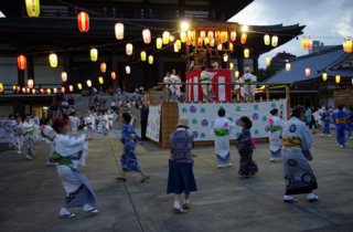 Tancerze Bon Odori podczas święta zmarłych (O-bon) w Japonii