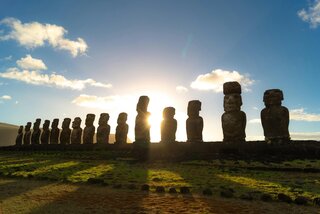 Wyspa Wielkanocna, Rapa Nui, posągi moai (drugi od prawej ma charakterystyczne nakrycie głowy - pukao)