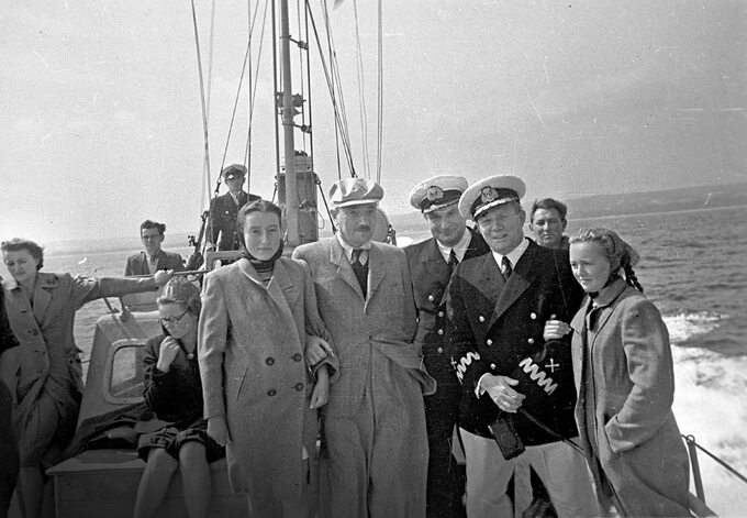 Wycieczka po Zatoce Gdańskiej (1946) na okręcie Marynarki Wojennej z udziałem prezydenta Bolesława Bieruta (drugi z lewej) z córką Aleksandrą (pierwsza z lewej)