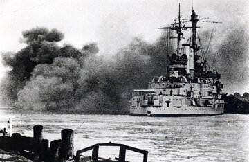 Pancernik Schleswig-Holstein strzelający w&nbsp;stronę plac&oacute;wki na&nbsp;Westerplatte, 1&nbsp;września 1939 rok