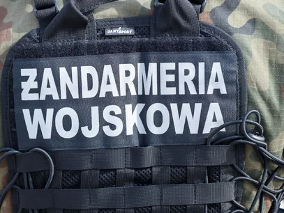 Miniatura: Wojskowy "Żbik" wjechał w pociąg....