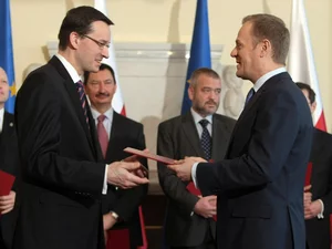 Miniatura: Kto utopi Polskę w długach – Tusk czy...