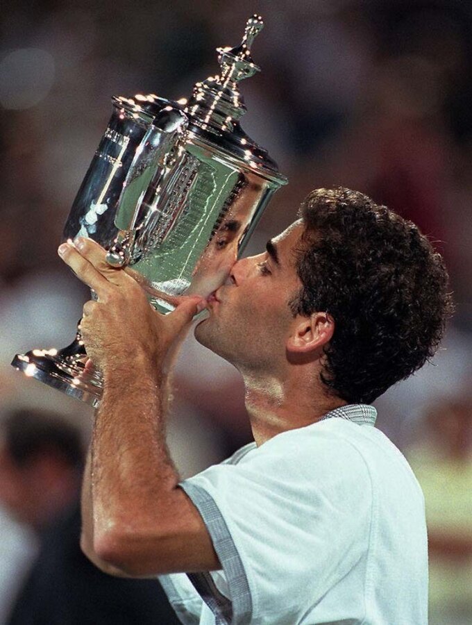 Amerykanin Pete Sampras całuje puchar zwycięzcy tenisowego turnieju US Open 1996 r